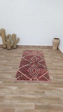 Load image into Gallery viewer, VINTAGE MOROCCAN RUG - SMALL