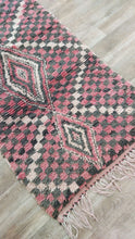 Load image into Gallery viewer, VINTAGE MOROCCAN RUG - SMALL