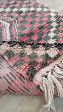 Load image into Gallery viewer, VINTAGE MOROCCAN RUG - SMALL