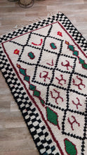 Load image into Gallery viewer, VINTAGE MOROCCAN RUG - SMALL