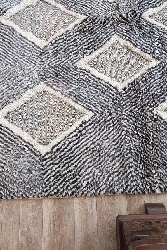 Luxurious Handmade Moroccan Beni Mrirt Rug - Modern Gray Plush Pile Area Carpet For Living Room (6x7.6 Ft) MoroccanBazzArts
