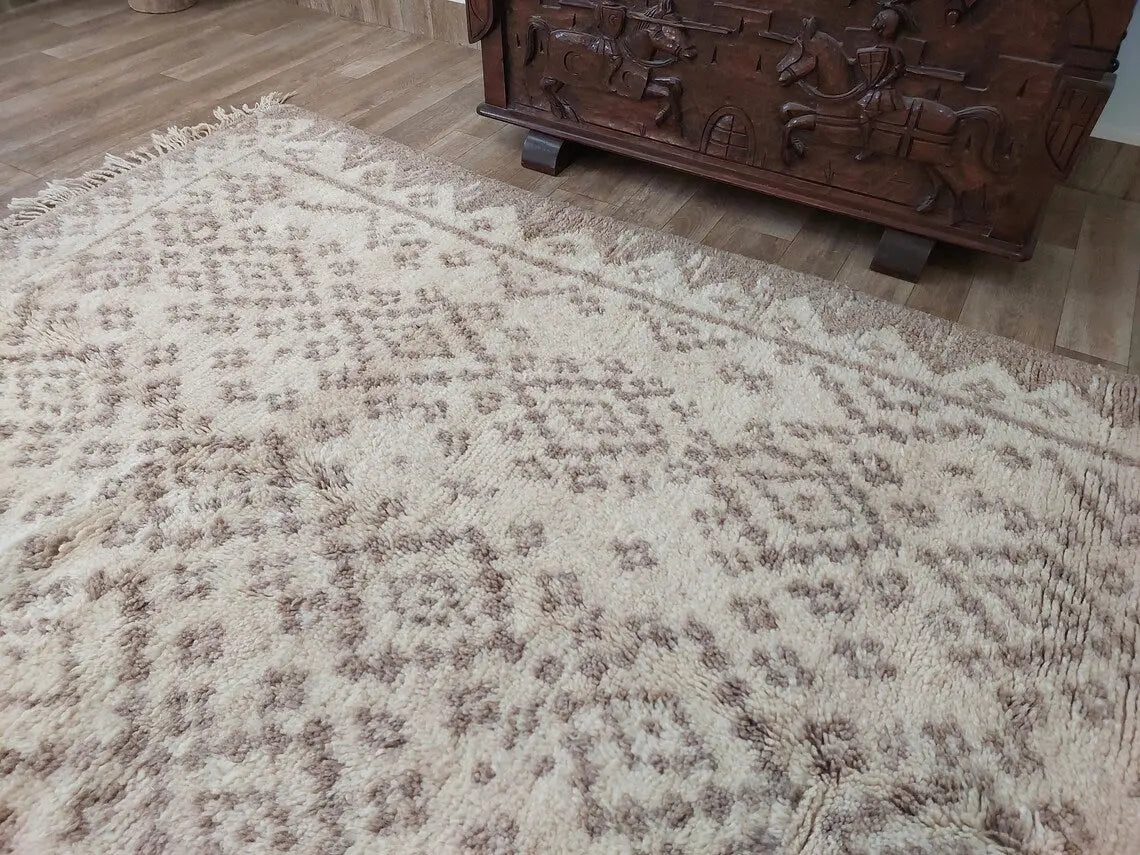 Authentic Taznakht Moroccan Rug: Handmade Gray & Ivory Berber Wool Carpet (4.11 X 8.2 Ft) MoroccanBazzArts