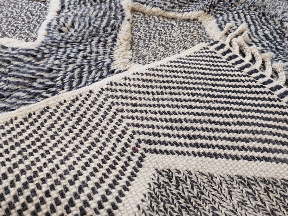 Luxurious Handmade Moroccan Beni Mrirt Rug - Modern Gray Plush Pile Area Carpet For Living Room (6x7.6 Ft) MoroccanBazzArts