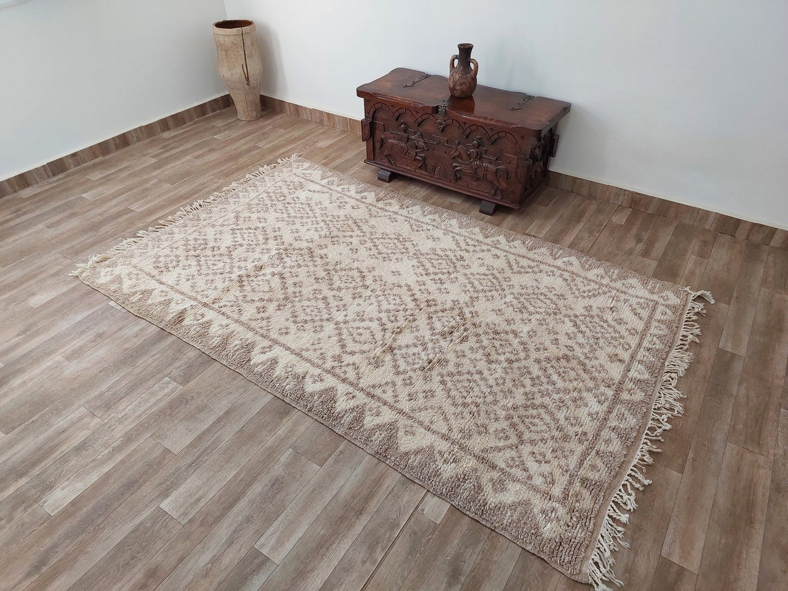Authentic Taznakht Moroccan Rug: Handmade Gray & Ivory Berber Wool Carpet (4.11 X 8.2 Ft) MoroccanBazzArts