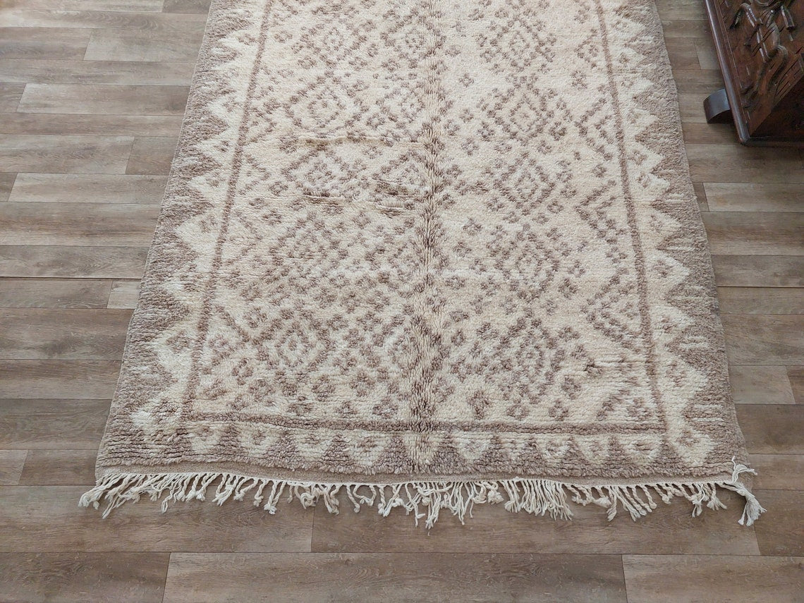 Authentic Taznakht Moroccan Rug: Handmade Gray & Ivory Berber Wool Carpet (4.11 X 8.2 Ft) MoroccanBazzArts
