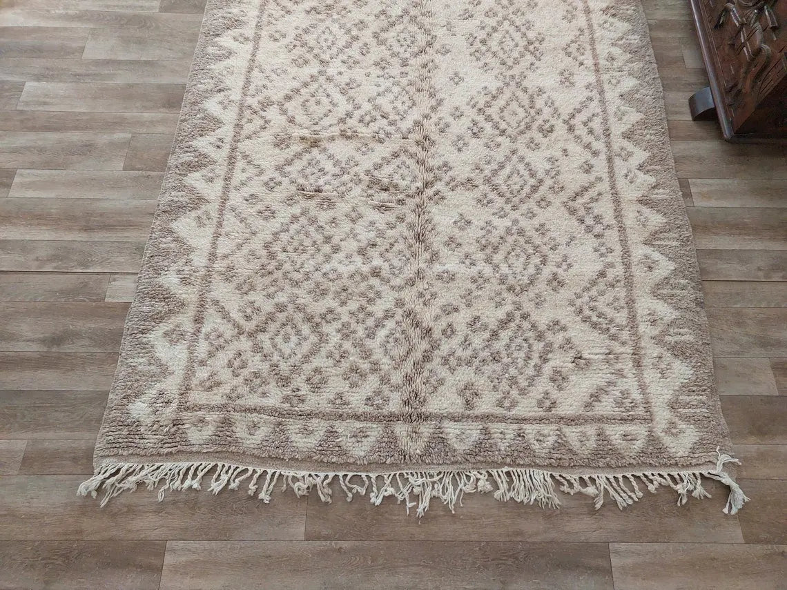 Authentic Taznakht Moroccan Rug: Handmade Gray & Ivory Berber Wool Carpet (4.11 X 8.2 Ft) MoroccanBazzArts