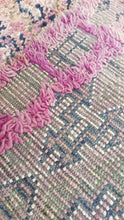 Load image into Gallery viewer, VINTAGE MOROCCAN RUG