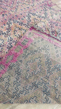 Load image into Gallery viewer, VINTAGE MOROCCAN RUG